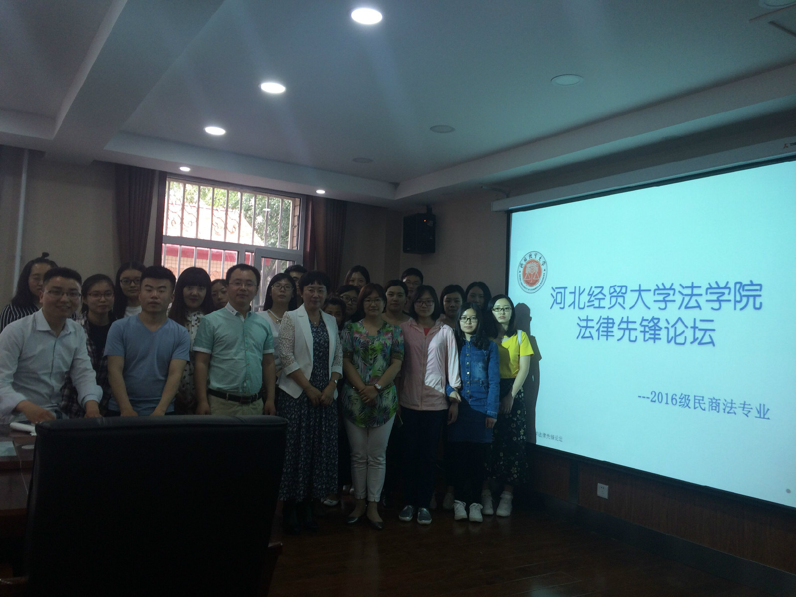 民商专业研究生和嘉宾合影.jpg